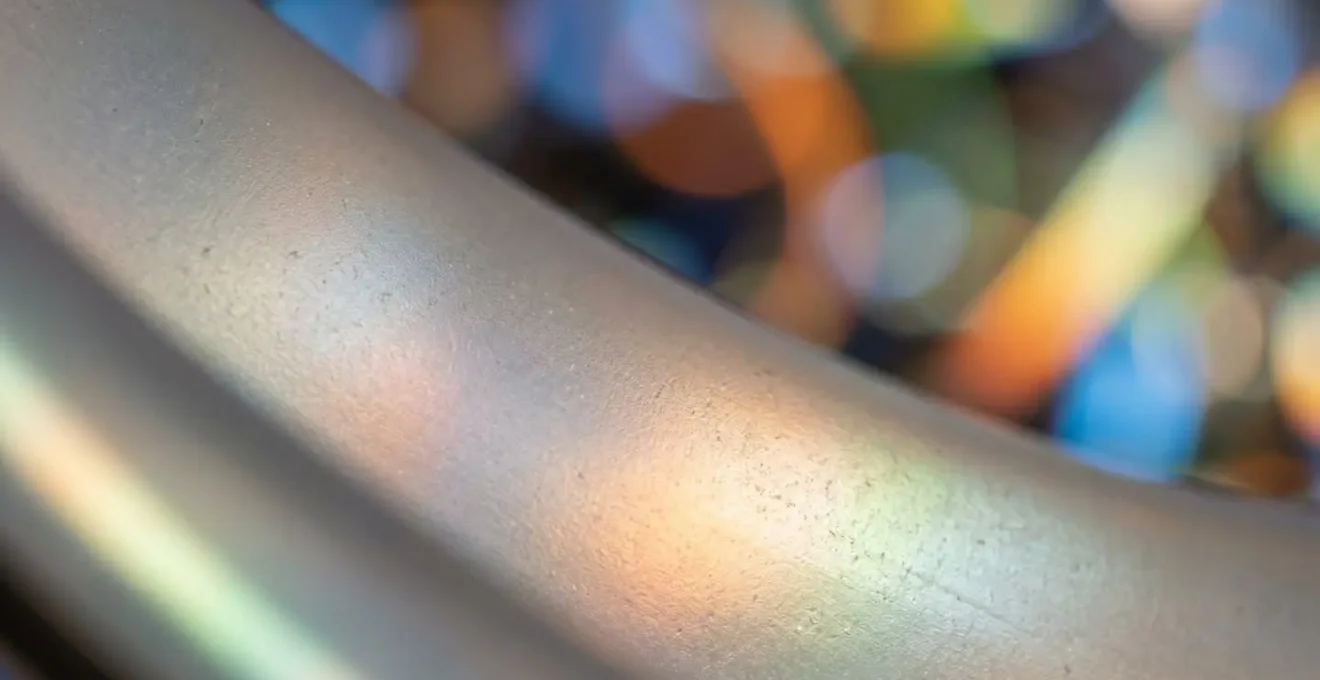 Vue macro de la texture d'un tube lumineux montrant la différence entre LED et néon traditionnel