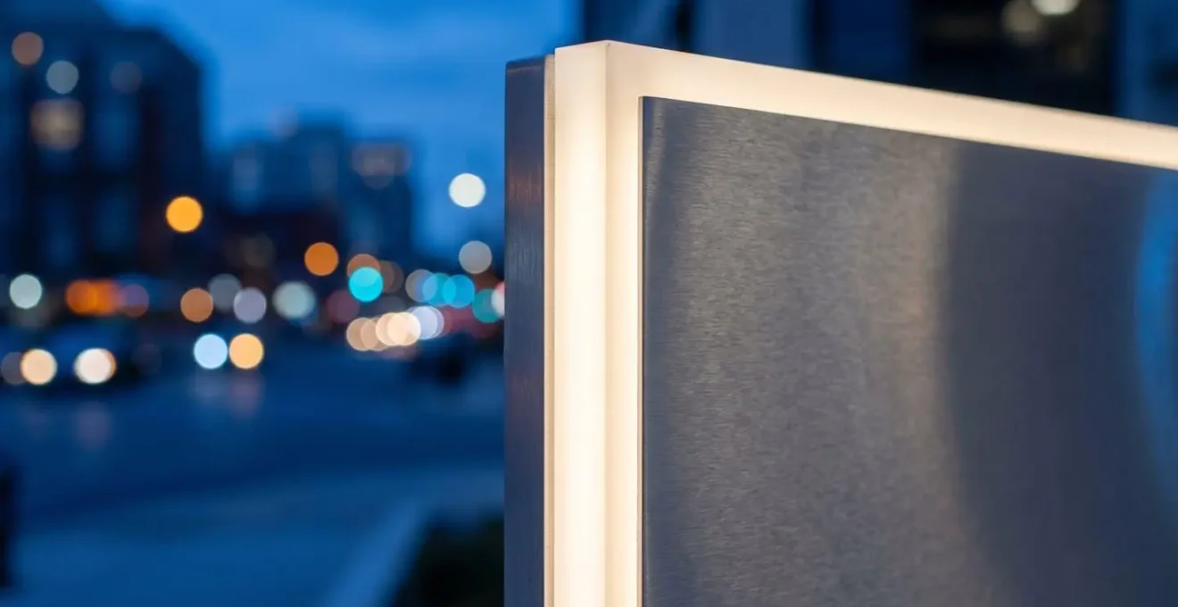 Enseigne avec éclairage LED des chants créant un effet de halo nocturne élégant