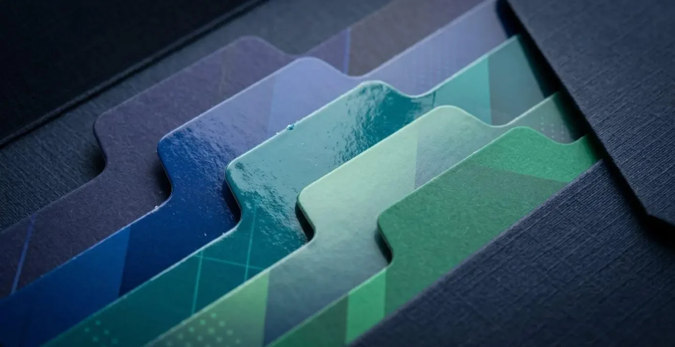 Fiches produits organisées en escalier dans une pochette à rabats