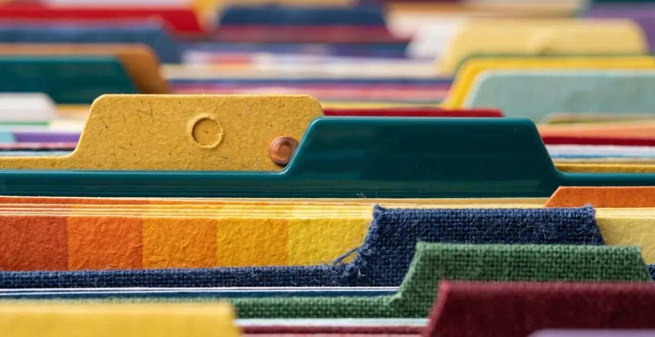 Vue macro de systèmes d'organisation colorés pour l'archivage de fichiers créatifs